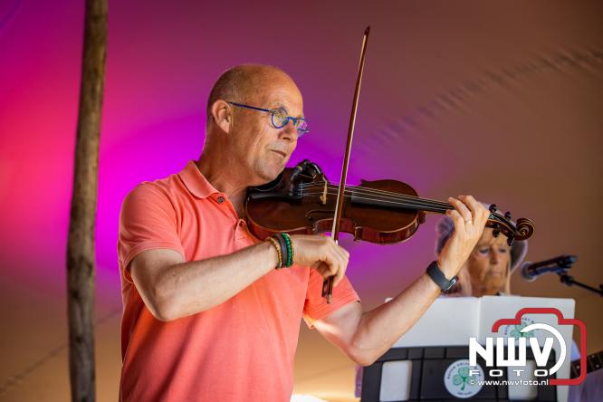 Ierse sfeer, muziek en gezelligheid vullen de Kloostertuin van Elburg. - &copy; NWVFoto.nl