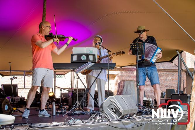 Ierse sfeer, muziek en gezelligheid vullen de Kloostertuin van Elburg. - &copy; NWVFoto.nl