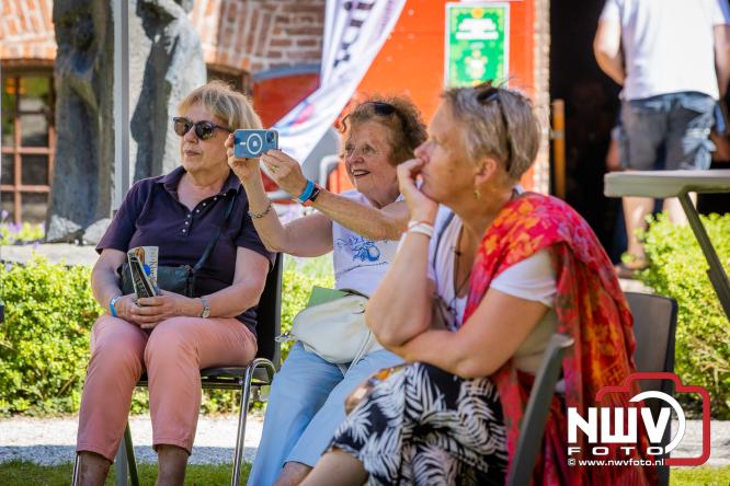Ierse sfeer, muziek en gezelligheid vullen de Kloostertuin van Elburg. - &copy; NWVFoto.nl