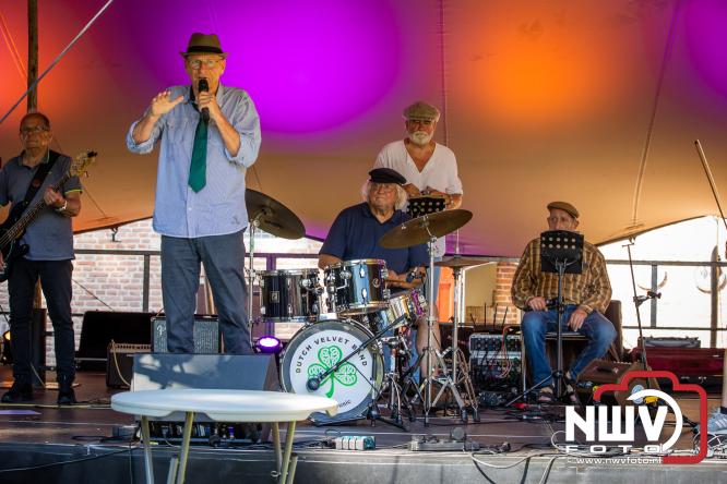 Ierse sfeer, muziek en gezelligheid vullen de Kloostertuin van Elburg. - &copy; NWVFoto.nl