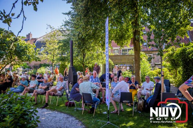 Ierse sfeer, muziek en gezelligheid vullen de Kloostertuin van Elburg. - &copy; NWVFoto.nl