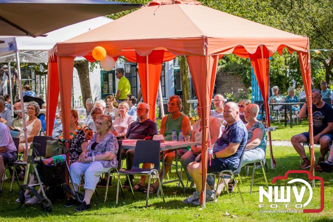 Ierse sfeer, muziek en gezelligheid vullen de Kloostertuin van Elburg. - &copy; NWVFoto.nl