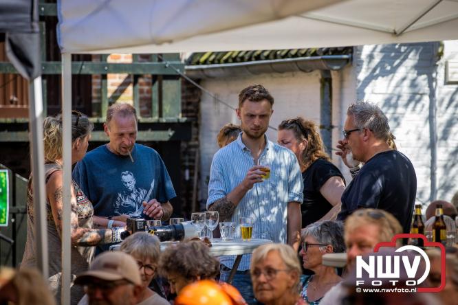 Ierse sfeer, muziek en gezelligheid vullen de Kloostertuin van Elburg. - &copy; NWVFoto.nl
