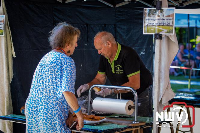 Ierse sfeer, muziek en gezelligheid vullen de Kloostertuin van Elburg. - &copy; NWVFoto.nl