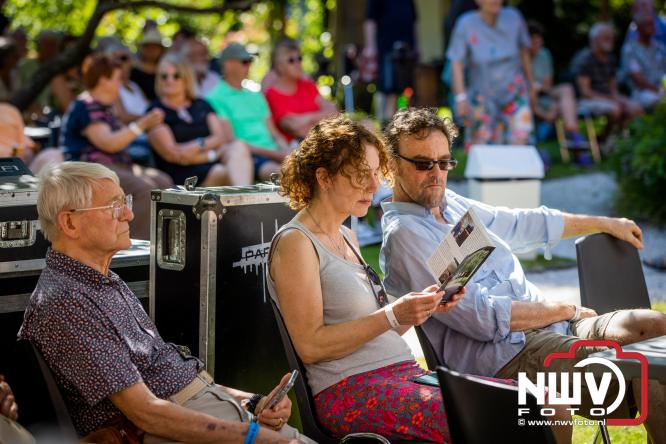 Ierse sfeer, muziek en gezelligheid vullen de Kloostertuin van Elburg. - &copy; NWVFoto.nl