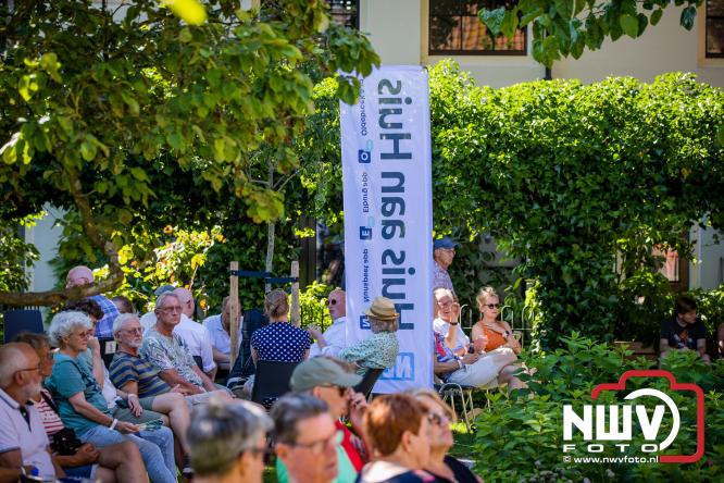 Ierse sfeer, muziek en gezelligheid vullen de Kloostertuin van Elburg. - &copy; NWVFoto.nl