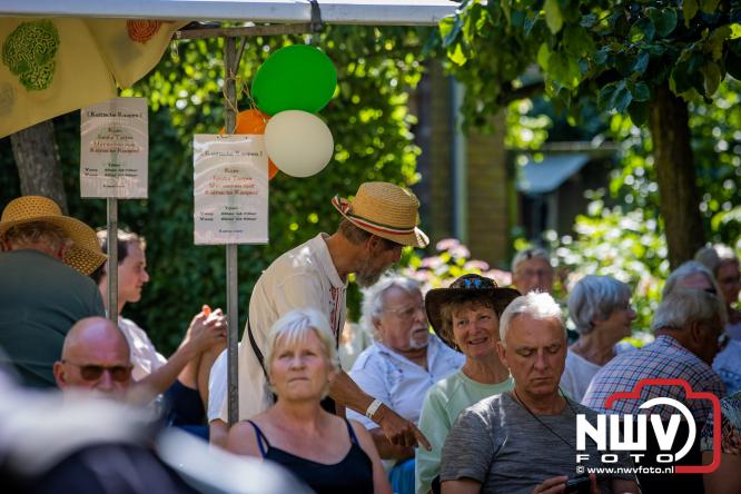 Ierse sfeer, muziek en gezelligheid vullen de Kloostertuin van Elburg. - &copy; NWVFoto.nl