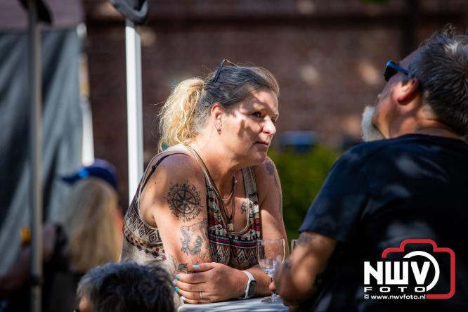 Ierse sfeer, muziek en gezelligheid vullen de Kloostertuin van Elburg. - &copy; NWVFoto.nl