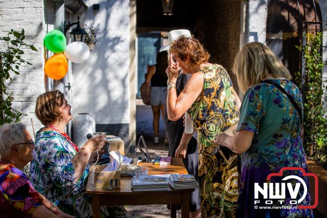 Ierse sfeer, muziek en gezelligheid vullen de Kloostertuin van Elburg. - &copy; NWVFoto.nl