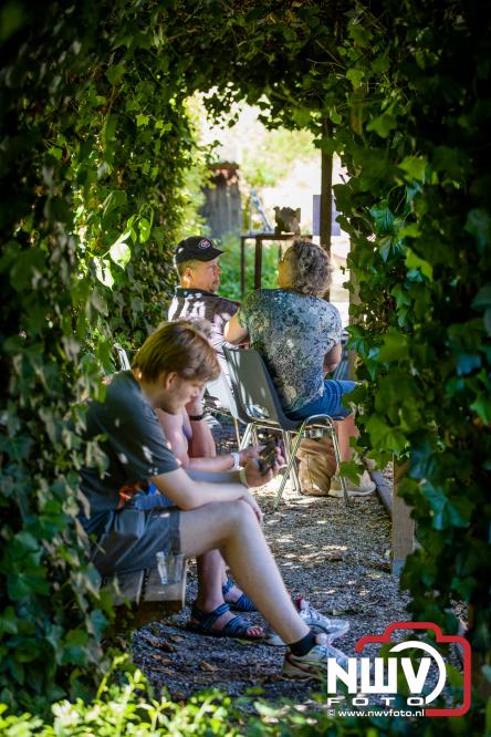 Ierse sfeer, muziek en gezelligheid vullen de Kloostertuin van Elburg. - &copy; NWVFoto.nl