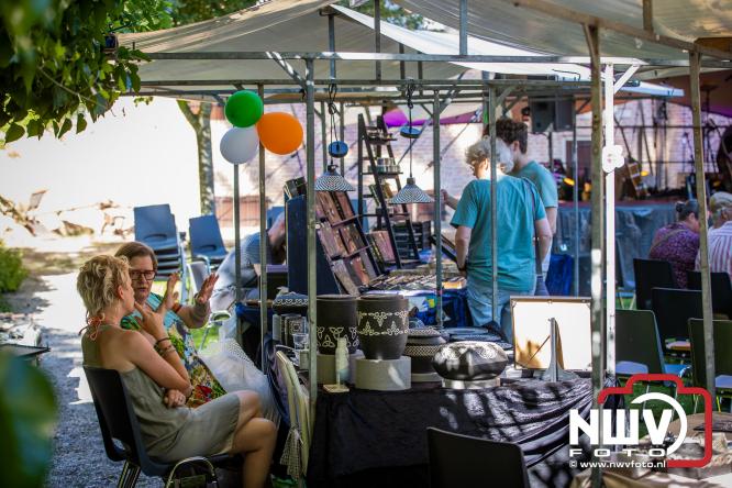 Ierse sfeer, muziek en gezelligheid vullen de Kloostertuin van Elburg. - &copy; NWVFoto.nl