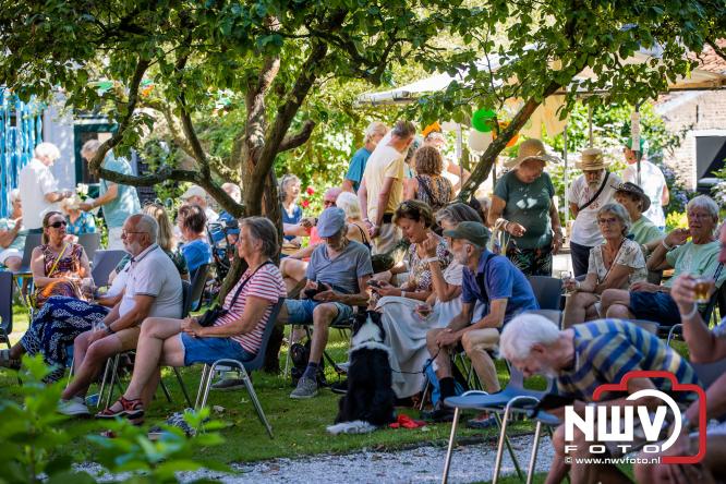 Ierse sfeer, muziek en gezelligheid vullen de Kloostertuin van Elburg. - &copy; NWVFoto.nl
