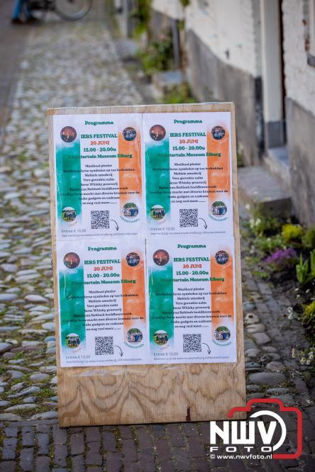 Ierse sfeer, muziek en gezelligheid vullen de Kloostertuin van Elburg. - &copy; NWVFoto.nl