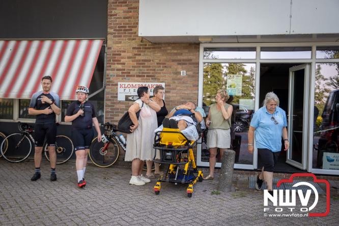 300 kilometer voor het goede doel: Esther en Benjamin fietsen €9.000 bijeen voor de Gelderse Wensambulance - &copy; NWVFoto.nl