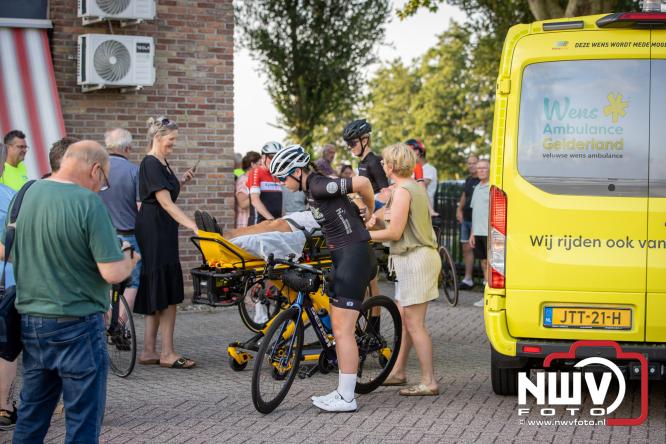 300 kilometer voor het goede doel: Esther en Benjamin fietsen €9.000 bijeen voor de Gelderse Wensambulance - &copy; NWVFoto.nl