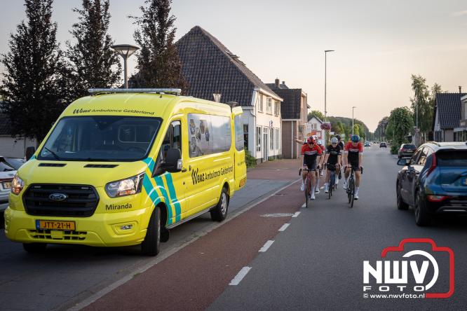 300 kilometer voor het goede doel: Esther en Benjamin fietsen €9.000 bijeen voor de Gelderse Wensambulance - &copy; NWVFoto.nl