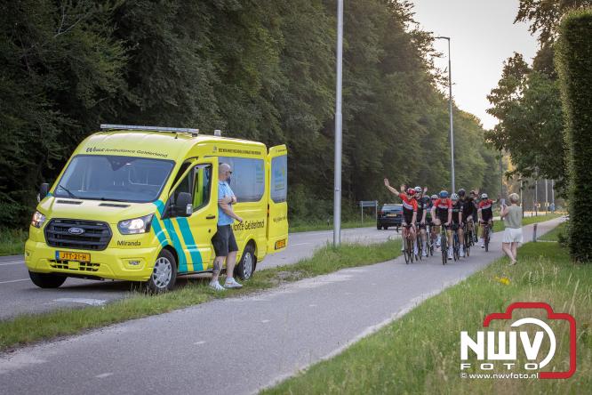 300 kilometer voor het goede doel: Esther en Benjamin fietsen €9.000 bijeen voor de Gelderse Wensambulance - &copy; NWVFoto.nl