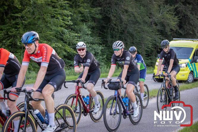 300 kilometer voor het goede doel: Esther en Benjamin fietsen €9.000 bijeen voor de Gelderse Wensambulance - &copy; NWVFoto.nl