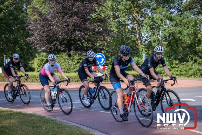300 kilometer voor het goede doel: Esther en Benjamin fietsen €9.000 bijeen voor de Gelderse Wensambulance - &copy; NWVFoto.nl