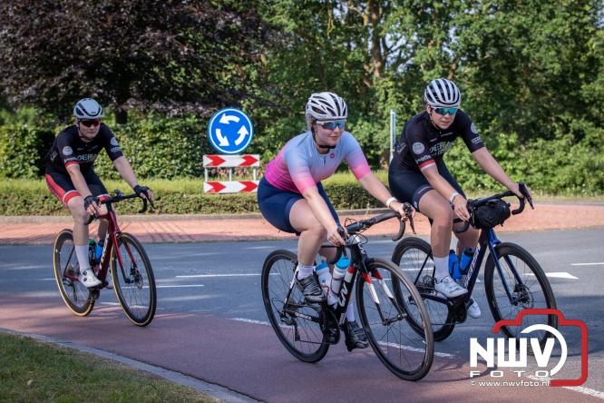 300 kilometer voor het goede doel: Esther en Benjamin fietsen €9.000 bijeen voor de Gelderse Wensambulance - &copy; NWVFoto.nl