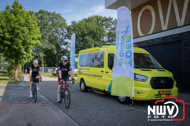 300 kilometer voor het goede doel: Esther en Benjamin fietsen €9.000 bijeen voor de Gelderse Wensambulance - &copy; NWVFoto.nl