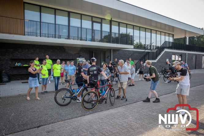 300 kilometer voor het goede doel: Esther en Benjamin fietsen €9.000 bijeen voor de Gelderse Wensambulance - &copy; NWVFoto.nl