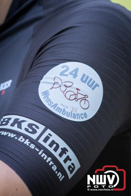 300 kilometer voor het goede doel: Esther en Benjamin fietsen €9.000 bijeen voor de Gelderse Wensambulance - &copy; NWVFoto.nl