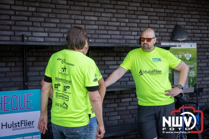 300 kilometer voor het goede doel: Esther en Benjamin fietsen €9.000 bijeen voor de Gelderse Wensambulance - &copy; NWVFoto.nl