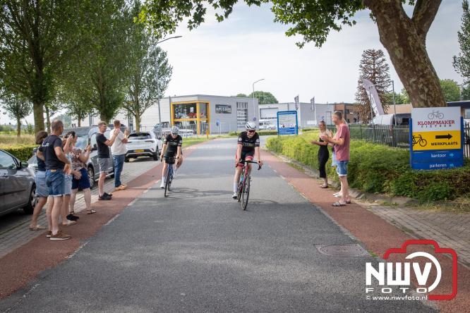 300 kilometer voor het goede doel: Esther en Benjamin fietsen €9.000 bijeen voor de Gelderse Wensambulance - &copy; NWVFoto.nl
