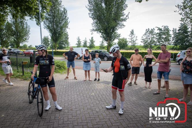 300 kilometer voor het goede doel: Esther en Benjamin fietsen €9.000 bijeen voor de Gelderse Wensambulance - &copy; NWVFoto.nl