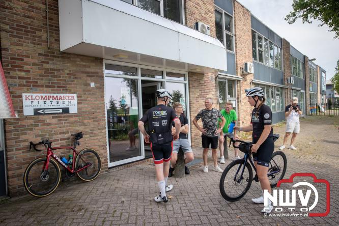 300 kilometer voor het goede doel: Esther en Benjamin fietsen €9.000 bijeen voor de Gelderse Wensambulance - &copy; NWVFoto.nl