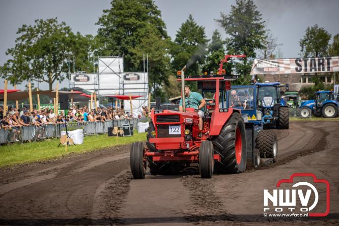 Boerentrekkertrek in Hulshorst trok veel publiek ondanks tropische hitte. - &copy; NWVFoto.nl