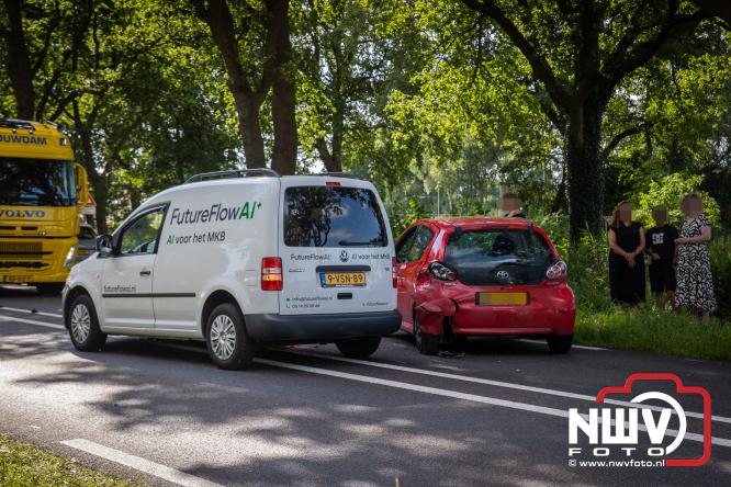 Amulance ter plaatse bij ongeval op de Zuiderzeestraatweg N308 t.h.v de Molenweg Elburg - &copy; NWVFoto.nl