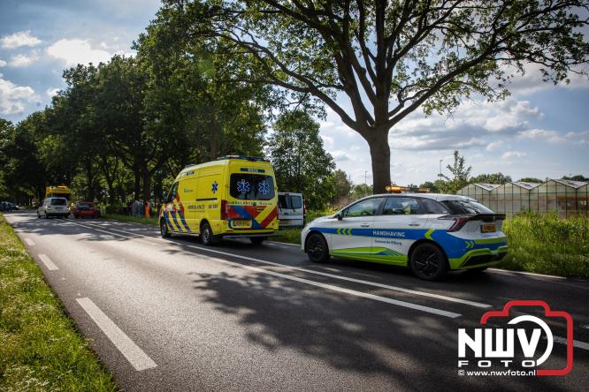 Amulance ter plaatse bij ongeval op de Zuiderzeestraatweg N308 t.h.v de Molenweg Elburg - &copy; NWVFoto.nl
