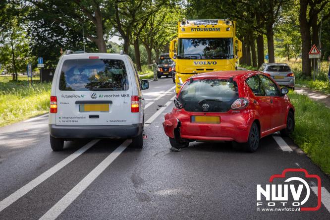 Amulance ter plaatse bij ongeval op de Zuiderzeestraatweg N308 t.h.v de Molenweg Elburg - &copy; NWVFoto.nl