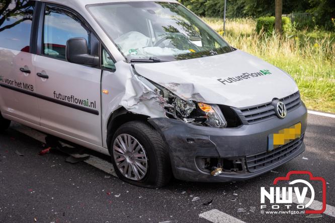 Amulance ter plaatse bij ongeval op de Zuiderzeestraatweg N308 t.h.v de Molenweg Elburg - &copy; NWVFoto.nl