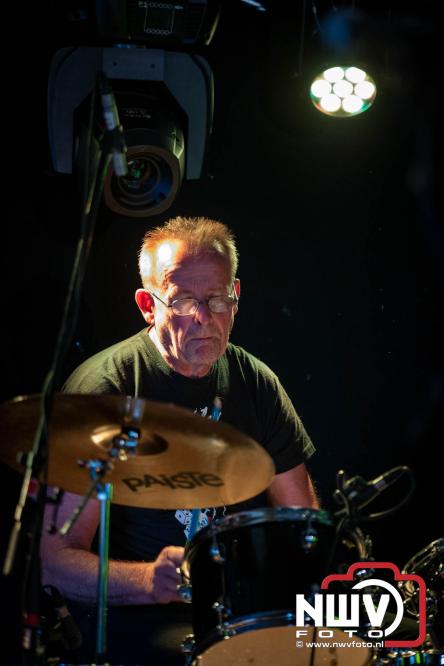 Big Pop Oosterwolde (gld) trapt festivalweekend af met een avond vol meezingers, rock en gezelligheid - &copy; NWVFoto.nl