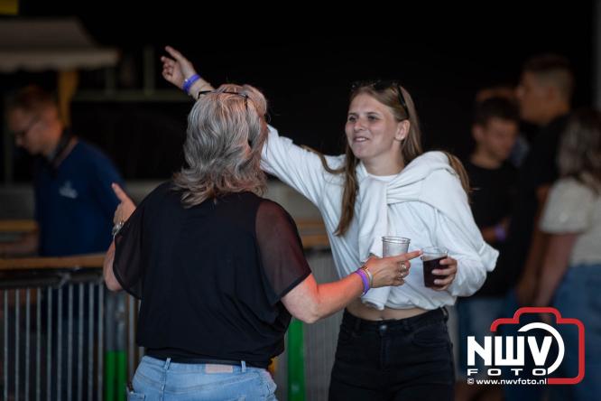 Big Pop Oosterwolde (gld) trapt festivalweekend af met een avond vol meezingers, rock en gezelligheid - &copy; NWVFoto.nl