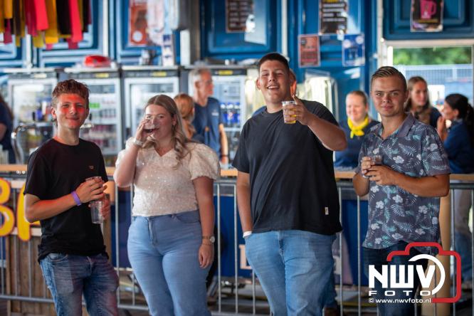 Big Pop Oosterwolde (gld) trapt festivalweekend af met een avond vol meezingers, rock en gezelligheid - &copy; NWVFoto.nl