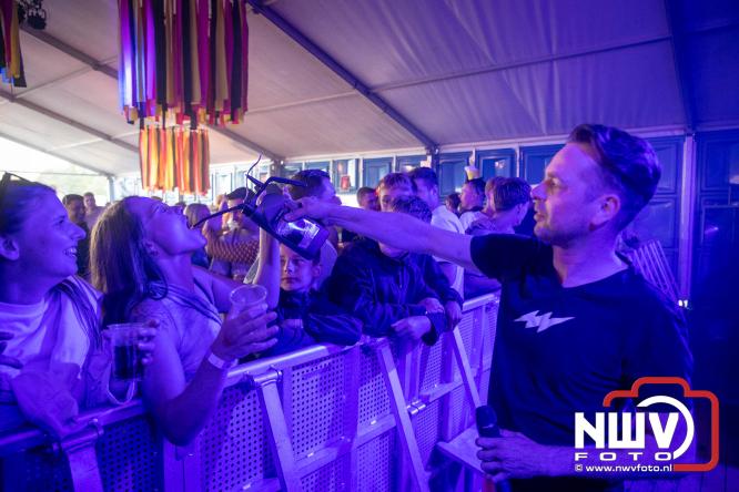 Big Pop Oosterwolde (gld) trapt festivalweekend af met een avond vol meezingers, rock en gezelligheid - &copy; NWVFoto.nl