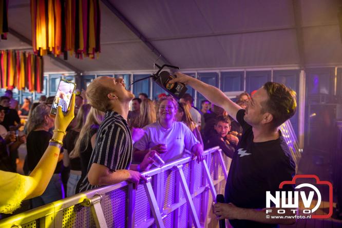 Big Pop Oosterwolde (gld) trapt festivalweekend af met een avond vol meezingers, rock en gezelligheid - &copy; NWVFoto.nl