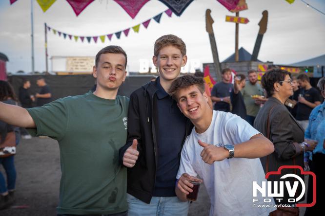 Big Pop Oosterwolde (gld) trapt festivalweekend af met een avond vol meezingers, rock en gezelligheid - &copy; NWVFoto.nl