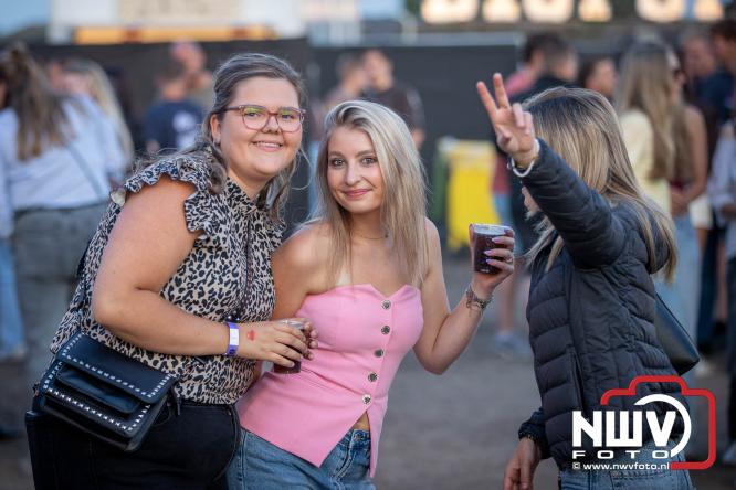 Big Pop Oosterwolde (gld) trapt festivalweekend af met een avond vol meezingers, rock en gezelligheid - &copy; NWVFoto.nl