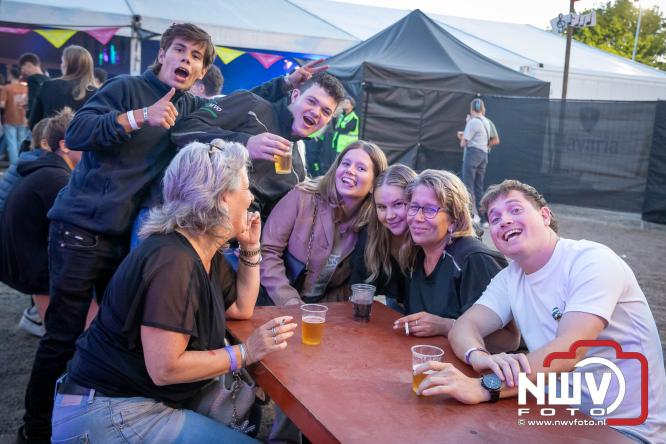 Big Pop Oosterwolde (gld) trapt festivalweekend af met een avond vol meezingers, rock en gezelligheid - &copy; NWVFoto.nl