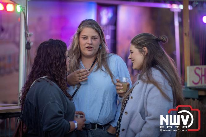 Big Pop Oosterwolde (gld) trapt festivalweekend af met een avond vol meezingers, rock en gezelligheid - &copy; NWVFoto.nl