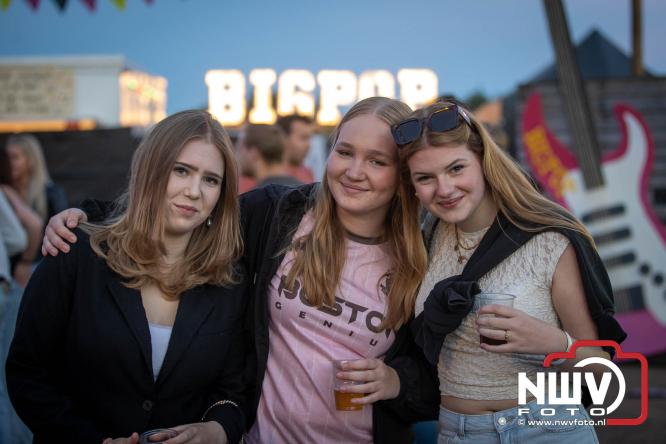 Big Pop Oosterwolde (gld) trapt festivalweekend af met een avond vol meezingers, rock en gezelligheid - &copy; NWVFoto.nl