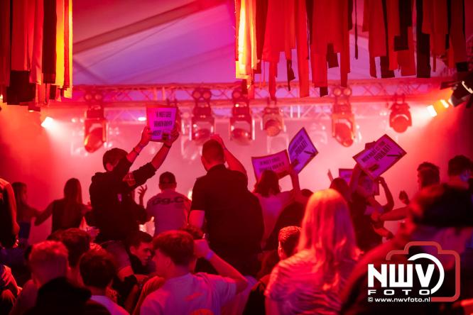 Big Pop Oosterwolde (gld) trapt festivalweekend af met een avond vol meezingers, rock en gezelligheid - &copy; NWVFoto.nl