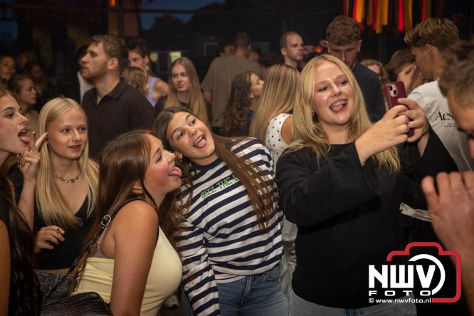 Big Pop Oosterwolde (gld) trapt festivalweekend af met een avond vol meezingers, rock en gezelligheid - &copy; NWVFoto.nl