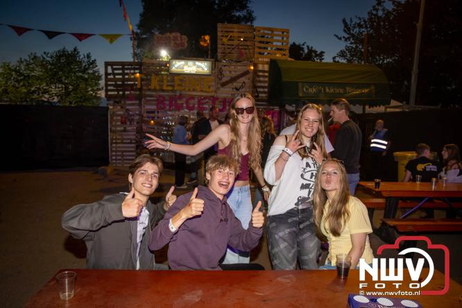 Big Pop Oosterwolde (gld) trapt festivalweekend af met een avond vol meezingers, rock en gezelligheid - &copy; NWVFoto.nl