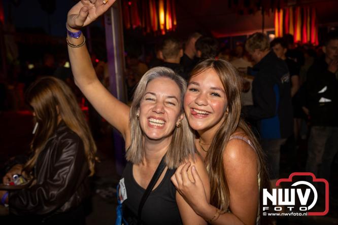 Big Pop Oosterwolde (gld) trapt festivalweekend af met een avond vol meezingers, rock en gezelligheid - &copy; NWVFoto.nl